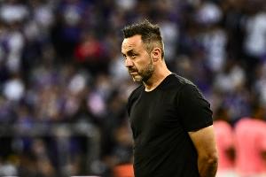 被罰下1人+遭絕殺！德澤爾比怒噴裁判：他不適合執(zhí)法這種級(jí)別比賽