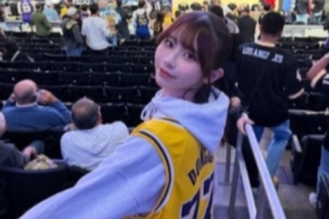 昨日在湖人主場觀戰(zhàn)！日本性感女星曬身穿東契奇的球衣照