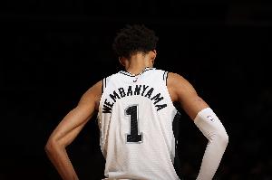 媒體人：文班太夸張了 弗拉格天賦&獨(dú)行俠身高在他面前不值一提