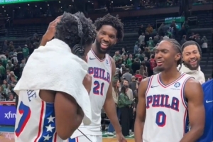 球隊新寵！埃奇庫姆首秀34分 采訪時恩比德馬克西等人潑水慶祝