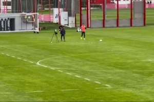 好消息！記者：穆西亞拉在小腿骨折后首次重返球場進(jìn)行恢復(fù)訓(xùn)練