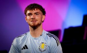 維拉隨隊記者：習慣快速傳球的埃利奧特在維拉開局緩慢