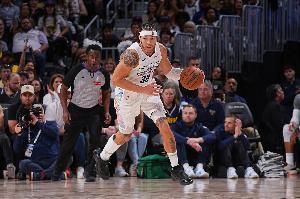 戈登50分10三分？庫里：太離譜了 不管他休賽期怎么練的&都奏效了