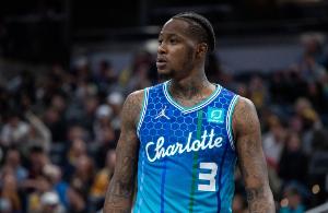 美記：羅齊爾今天戴著手銬、腳鐐出庭 并身穿黃蜂隊(duì)連帽衫