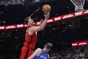 三分球又丟了！申京手感糟糕11中2&三分2中0半場(chǎng)僅得8分2板