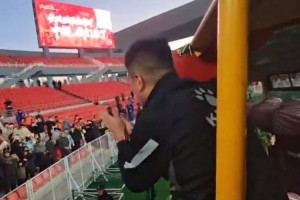 沖超成功！遼寧鐵人賽后花車巡游，主帥李金羽與球迷激情互動(dòng)