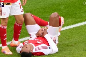 ??太痛了！加布里埃爾爭頂后襠部直直撞向立柱