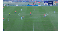 好機(jī)會(huì)??！李新翔禁區(qū)內(nèi)晃過李小恒和王大雷，最后一步趟大被解圍