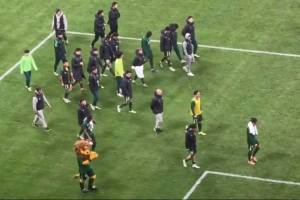 主場2-4不敵海牛，國安球員賽后謝場遭工體球迷大量噓聲