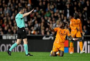 國家德比主裁索托執(zhí)法兩隊?wèi)?zhàn)績：皇馬14勝6平2負(fù)，巴薩6勝5平3負(fù)