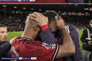 蜂王與狼王！賽后曼聯(lián)兩大新援姆伯莫和庫尼亞緊緊擁抱慶祝勝利