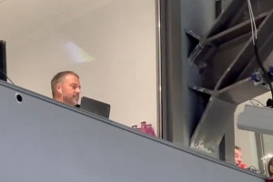 遠(yuǎn)程指揮，本場被罰停賽的弗里克出現(xiàn)在伯納烏看臺