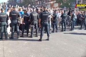 國家德比的氛圍！巴薩球員抵達(dá)伯納烏時(shí)，遭場外皇馬球迷西語國罵