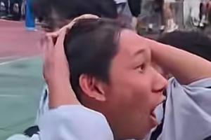 這球吹一輩子！中學(xué)生籃球班賽一學(xué)生面對貼防完成后場三分絕殺