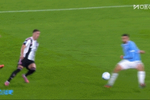 是點(diǎn)球嗎？孔塞桑禁區(qū)內(nèi)疑似被踩到，裁判沒(méi)有表示