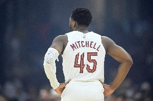 手涼！米切爾半場9投僅2中拿到8分3助 三分5中0