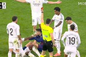 佩德里生涯首紅！佩德里趟球過(guò)大吃到第2黃 此前拉拽維尼修斯染黃