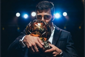 曼城官推曬羅德里親吻金球獎照片：去年今日，羅德里獲得金球獎