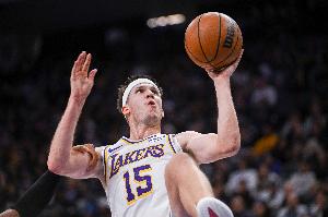 來人幫我一下啊！里夫斯遭遇全場盯防傳球失誤 湖人四人站著看