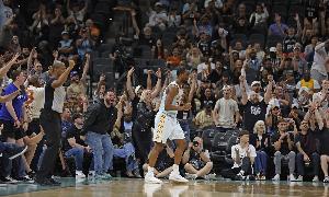 開季不?。“投魉梗何覀冞€在建立化學(xué)反應(yīng) 小伙子們表現(xiàn)不錯