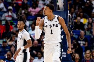 機(jī)動(dòng)性拉滿了！文班鬼魅走位轉(zhuǎn)身甩開防守 直奔籃下完成空接隔扣