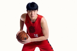 媒體人：楊瀚森別看網(wǎng)上的言論 專注在訓練和比賽錄像上