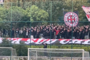 最后兩輪全力沖冠，蓉城球迷組織到訓(xùn)練基地為球隊(duì)打氣