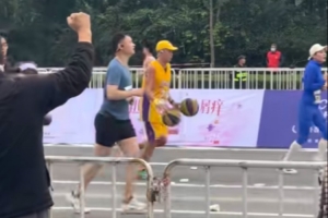跑曼巴？濰坊馬拉松驚現(xiàn)身穿科比球衣拍雙球跑步的選手