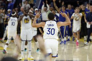 隊(duì)友亂殺我躺一把！庫(kù)里10中5得16分4板3助 三分8中4