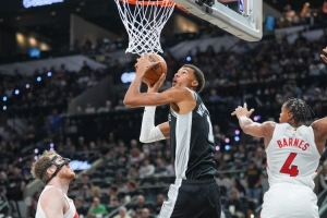 擱這兒練招呢？文班談空中轉(zhuǎn)身360上籃：我沒(méi)專門練過(guò) 這是第一次