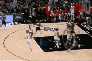 閑庭信步！哈珀后場開始運(yùn)球 連續(xù)過掉防守完美壓哨上籃打中