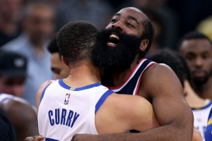 庫里：跳球前我像往常那樣指了指哈登 說了句“我們還在打呢”！