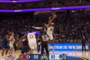 拳怕少壯！大洛和穆迪中圈跳球 后者穩(wěn)穩(wěn)跳起獲得球權(quán)