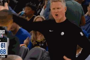 庫里轉(zhuǎn)換上籃打停快船 科爾非常不滿向裁判示意這球拽手臂了