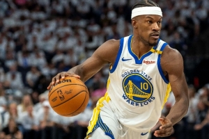 巴特勒前三節(jié)10中7得17分4板2助 得分不知不覺全隊最高了