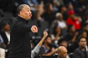 還擱那鼓掌！快船被防了個24秒違例 泰倫-盧場邊無奈拍手