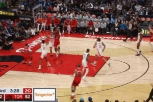 且退且進(jìn)！小賈巴里-史密斯積極退防 補(bǔ)防迎面釘板大帽謝德！