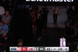 希望沒事啊！特雷-楊膝蓋被隊(duì)友壓到 隨后返回更衣室