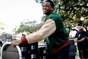 給老鐵們拿點(diǎn)福利！?？怂菇o當(dāng)?shù)厍蛎运蜕献约旱淖钚虑蛐? >
                                        </div>
                                    </div>
                                                                        <div   id=