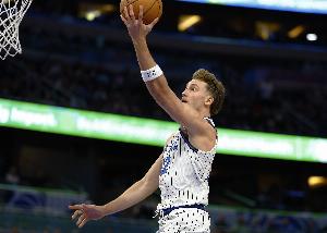 三分很準(zhǔn)！小瓦格納半場(chǎng)9中5&三分3中3拿到14分 另有3板1帽