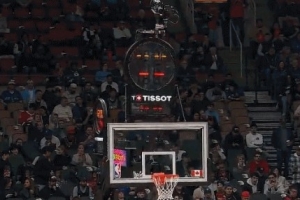 早干嘛去了！猛龍主場(chǎng)比賽開(kāi)打 計(jì)時(shí)器還沒(méi)調(diào)試好...