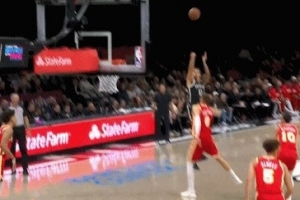 有附加動作！小邁克爾-波特三分顏射波津 但腳踢到后者被裁判無視