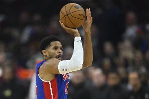 老將發(fā)揮！哈里斯半場(chǎng)8中4&罰球5中5拿到13分 另有2助1斷