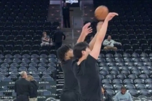 練起來！楊瀚森賽前和夏普一起進(jìn)行三分投籃熱身