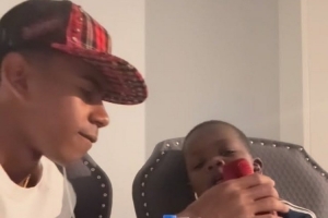 亞馬爾曬與弟弟唱歌視頻，兩人同唱夏奇拉歌曲《Waka Waka》