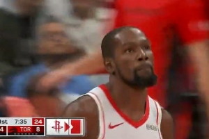 “申杜”配合！申京機(jī)敏搶斷 杜蘭特反擊邁開(kāi)三大步直接上籃！