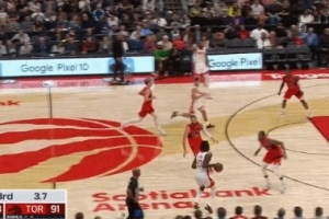 還是你！伊森三節(jié)結(jié)束再中超遠(yuǎn)準(zhǔn)壓哨三分！首節(jié)命中過(guò)壓哨三分