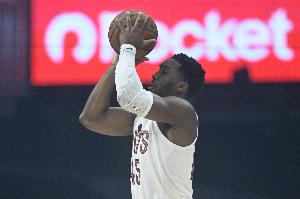 今天是三分神射！米切爾半場(chǎng)三分7中5射落15分 另有2板2助