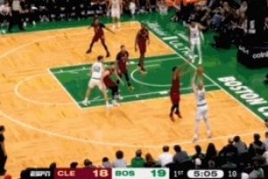 這太恐怖了！豪澤替補(bǔ)2分鐘三分球4中4射落12分