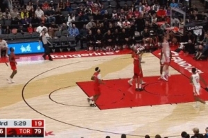 剛?cè)岵?jì)！申京跟進(jìn)墊步起飛 左臂舒展戰(zhàn)斧劈扣！